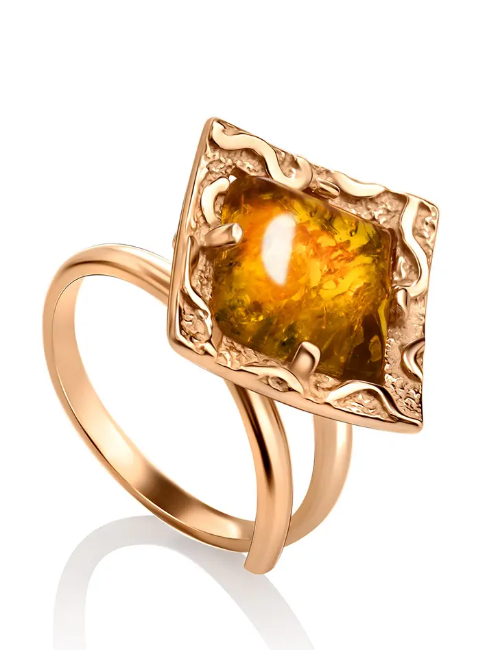 картинка Нарядное яркое кольцо из позолоченного серебра и золотистого янтаря «Авангард» в онлайн магазине