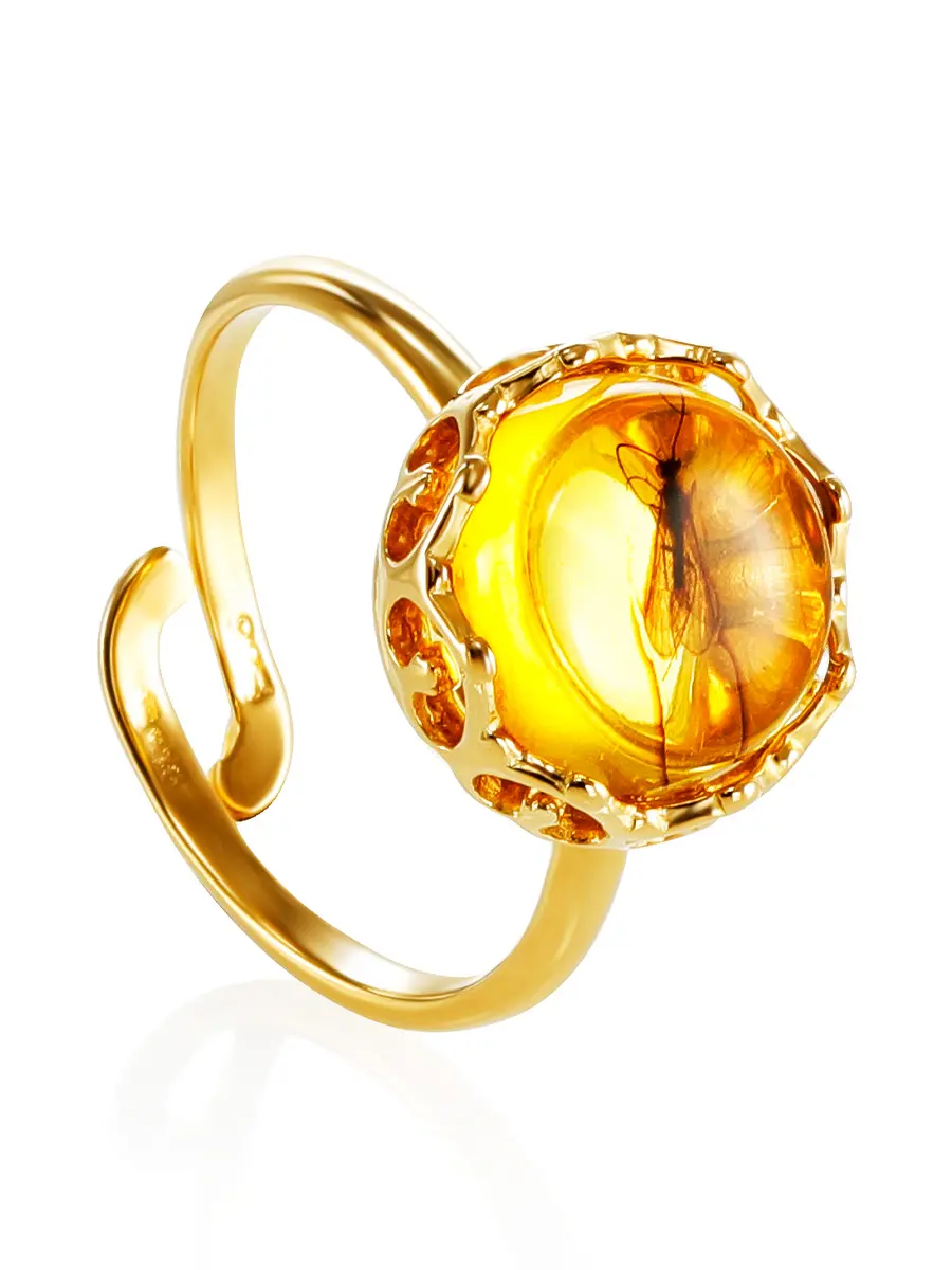 картинка Красивое кольцо «Клио» из золочённого серебра и янтаря с инклюзом мушки в онлайн магазине