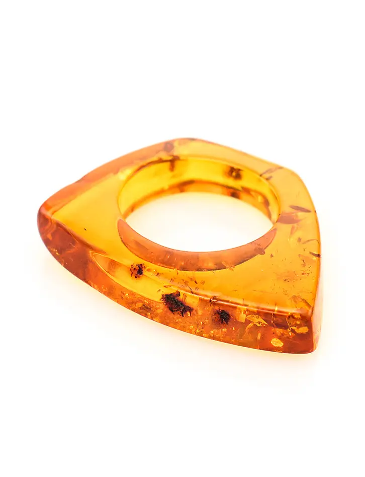 картинка Эффектное кольцо из цельного балтийского янтаря с искрящейся текстурой «Фаэтон» в онлайн магазине