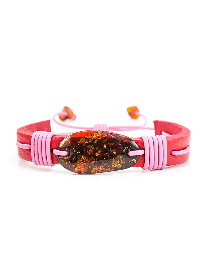 картинка Стильный браслет с крупным вишневым янтарём из кожи малинового цвета, переплетённой нежно-розовым шнурком «Копакабана» в онлайн магазине