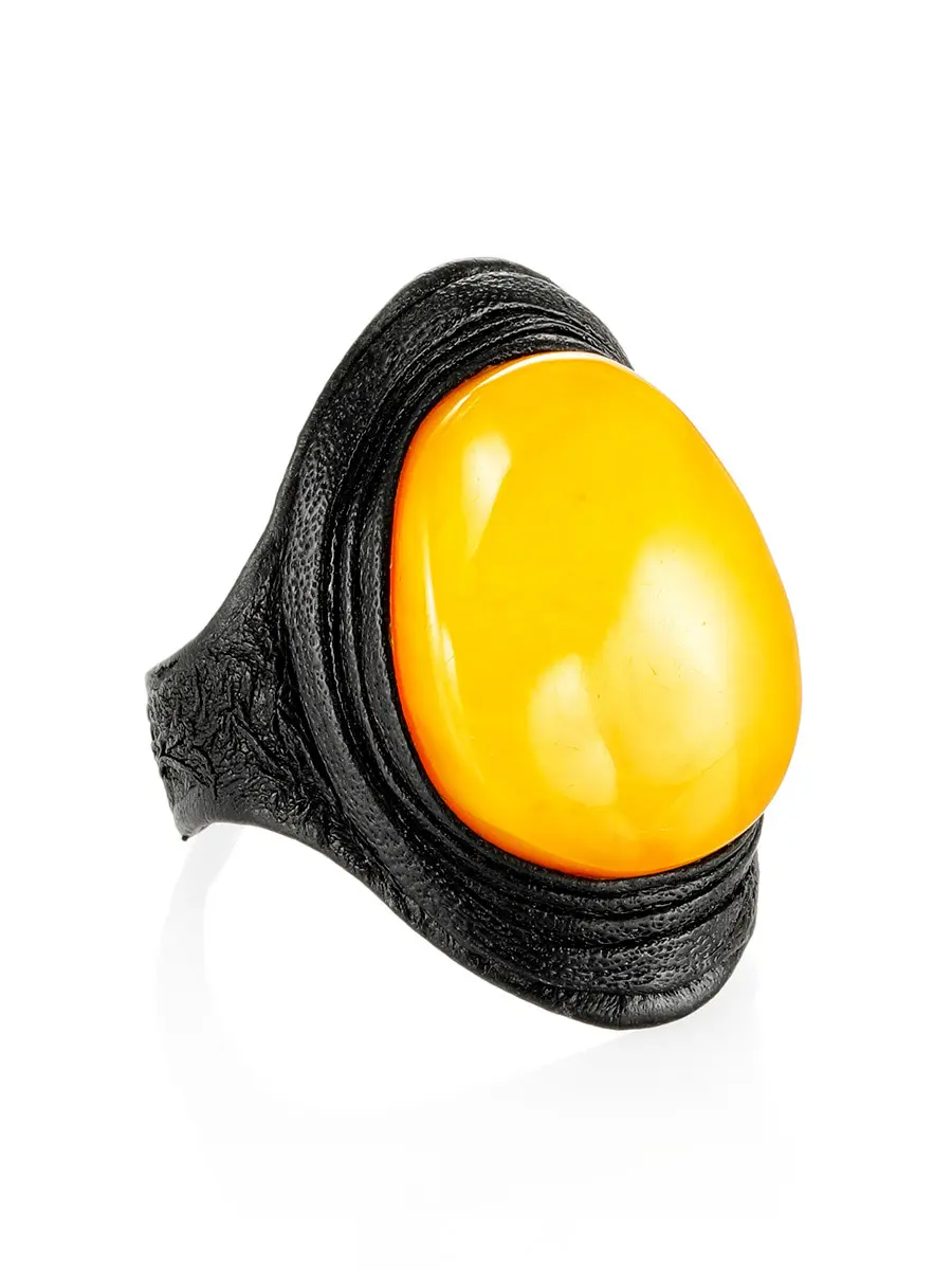 картинка Крупное кольцо-перстень из натуральной кожи с овальной вставкой из медового янтаря «Нефертити» в онлайн магазине