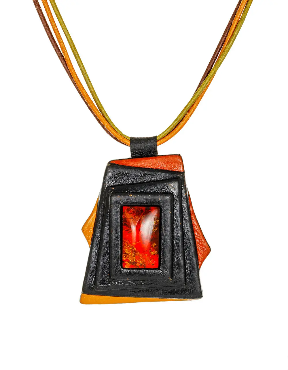 картинка Колье из кожи «Амазонка» с красным янтарём  в онлайн магазине