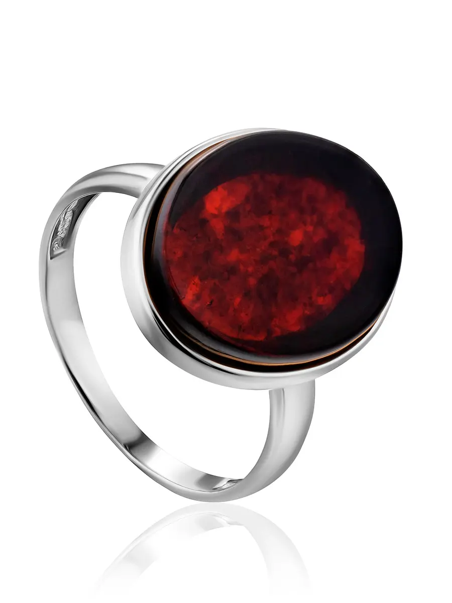 картинка Стильное лаконичное кольцо из серебра и тёмно-вишнёвого янтаря «Бенефис» в онлайн магазине