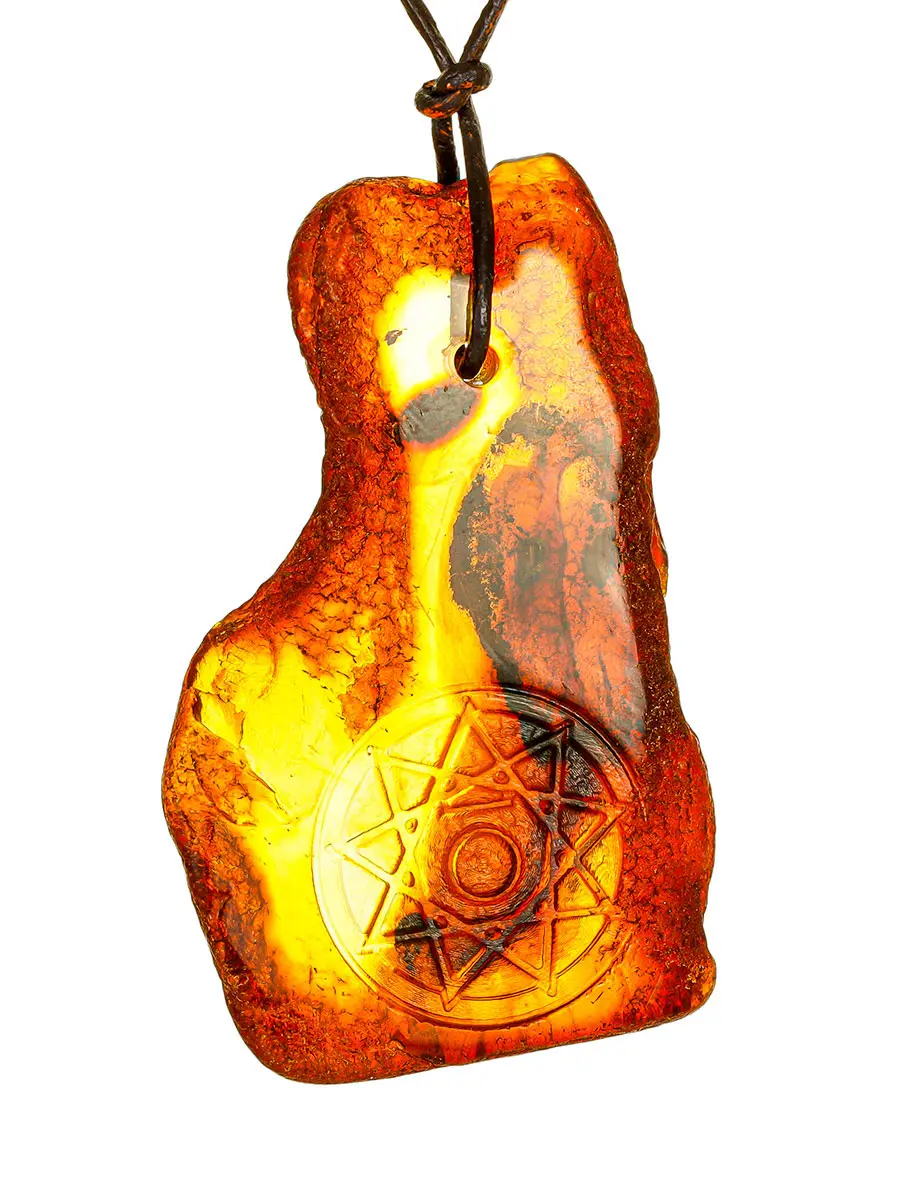 картинка Подвеска-оберег из натурального янтаря с резьбой «Чертог Медведя» в онлайн магазине
