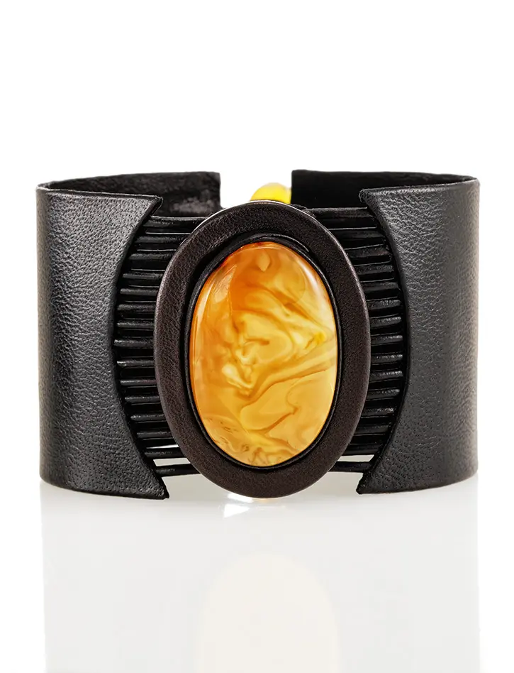 картинка Стильный браслет из кожи, украшенный натуральным цельным янтарём «Амазонка» в онлайн магазине