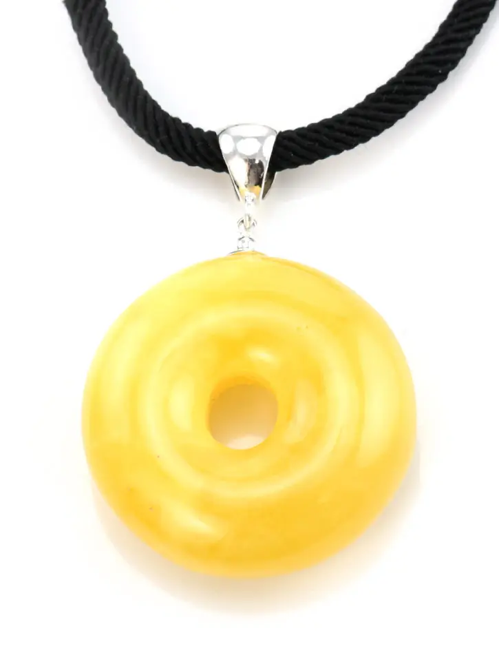 картинка Подвеска из формованного янтаря насыщенного медового цвета в форме колечка «Донат» в онлайн магазине