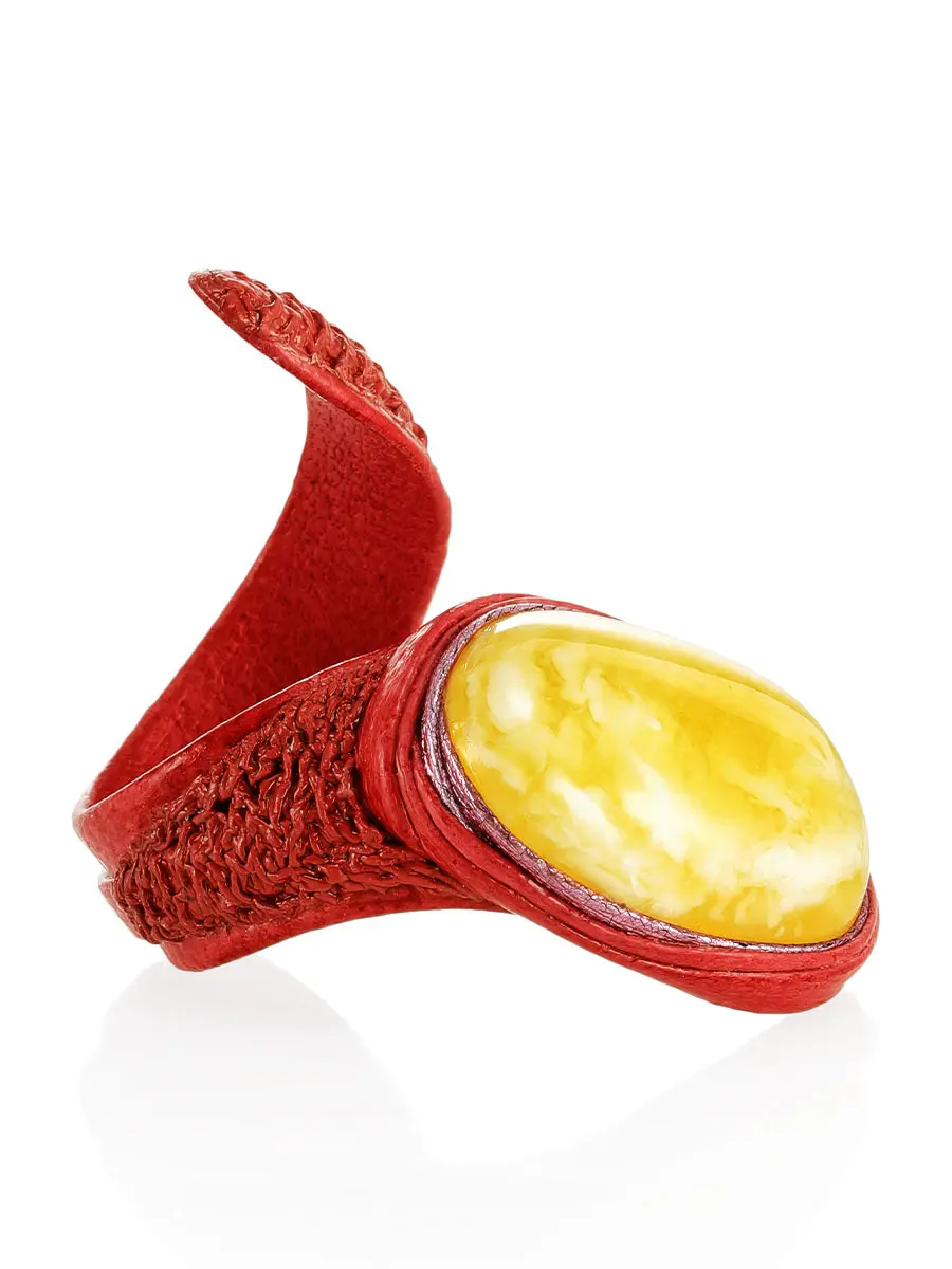 картинка Яркое кольцо «Змейка» из красной кожи и натурального янтаря в онлайн магазине