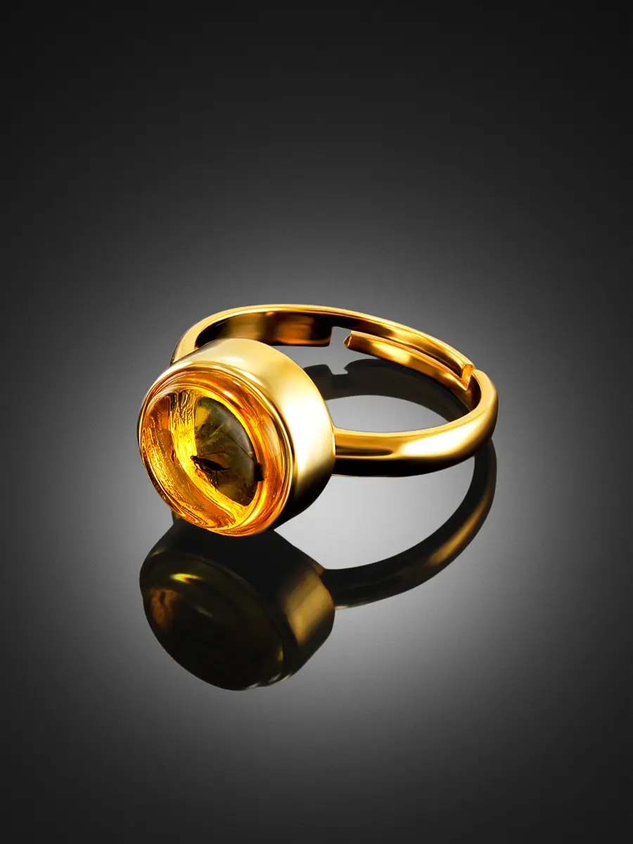 картинка Стильное кольцо из янтаря с инклюзом «Клио» в онлайн магазине