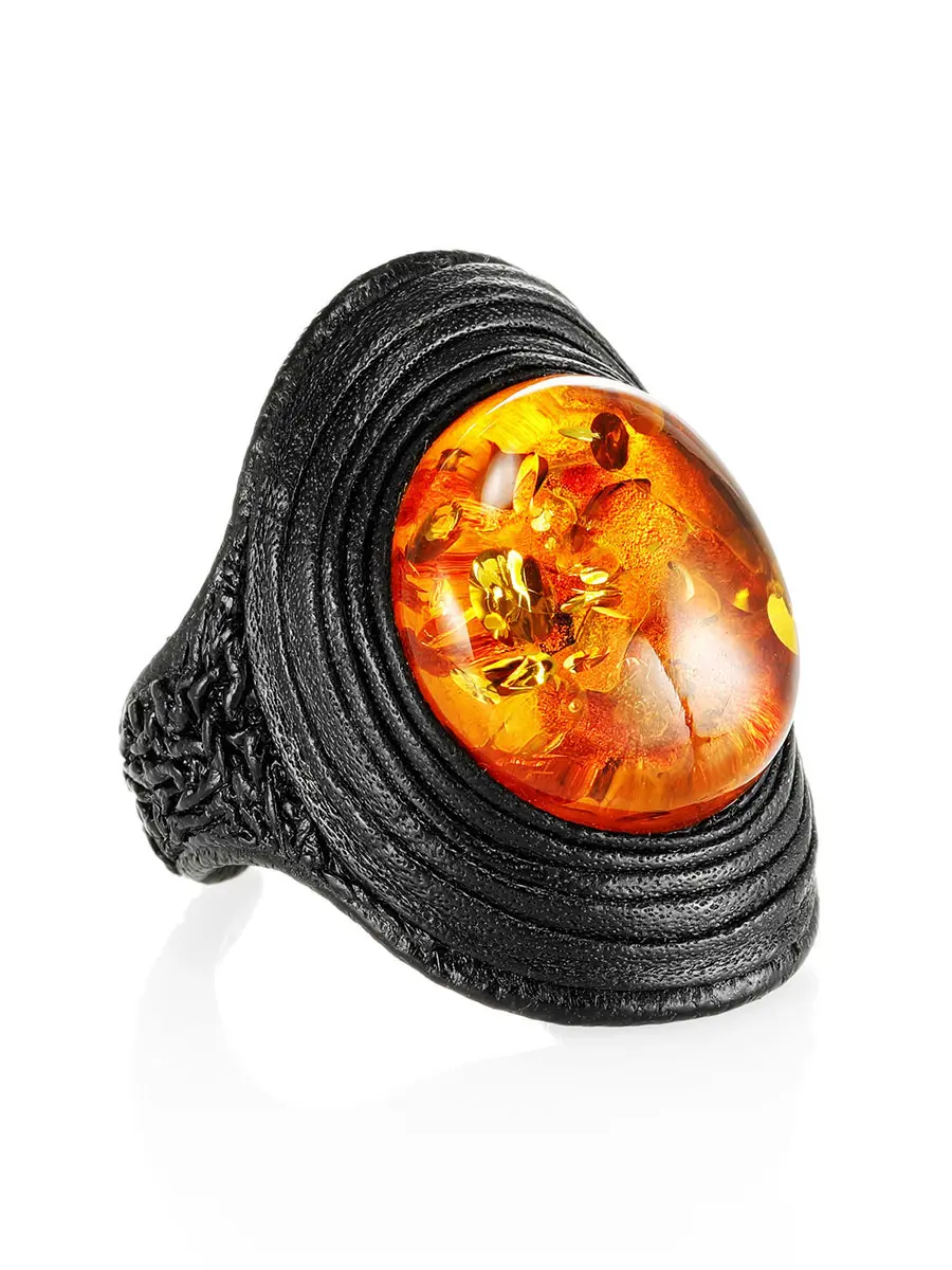 картинка Кожаный перстень с овальной вставкой из натурального искрящегося янтаря «Нефертити» в онлайн магазине