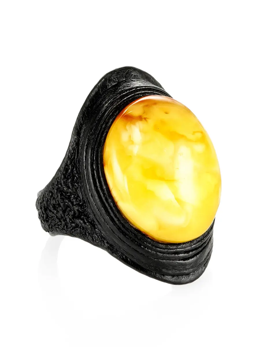 картинка Крупное кольцо-перстень из натуральной кожи с медовым янтарём «Нефертити» в онлайн магазине