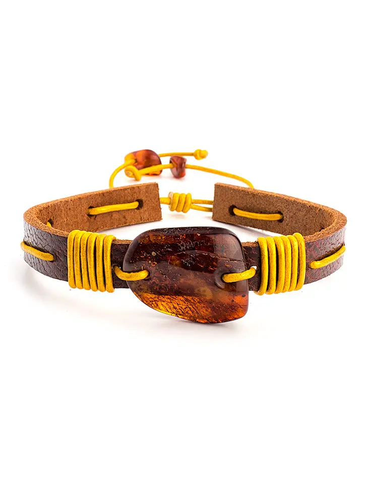 картинка Яркий браслет «Копакабана» из коричневой кожи с крупным коньячным янтарём в онлайн магазине