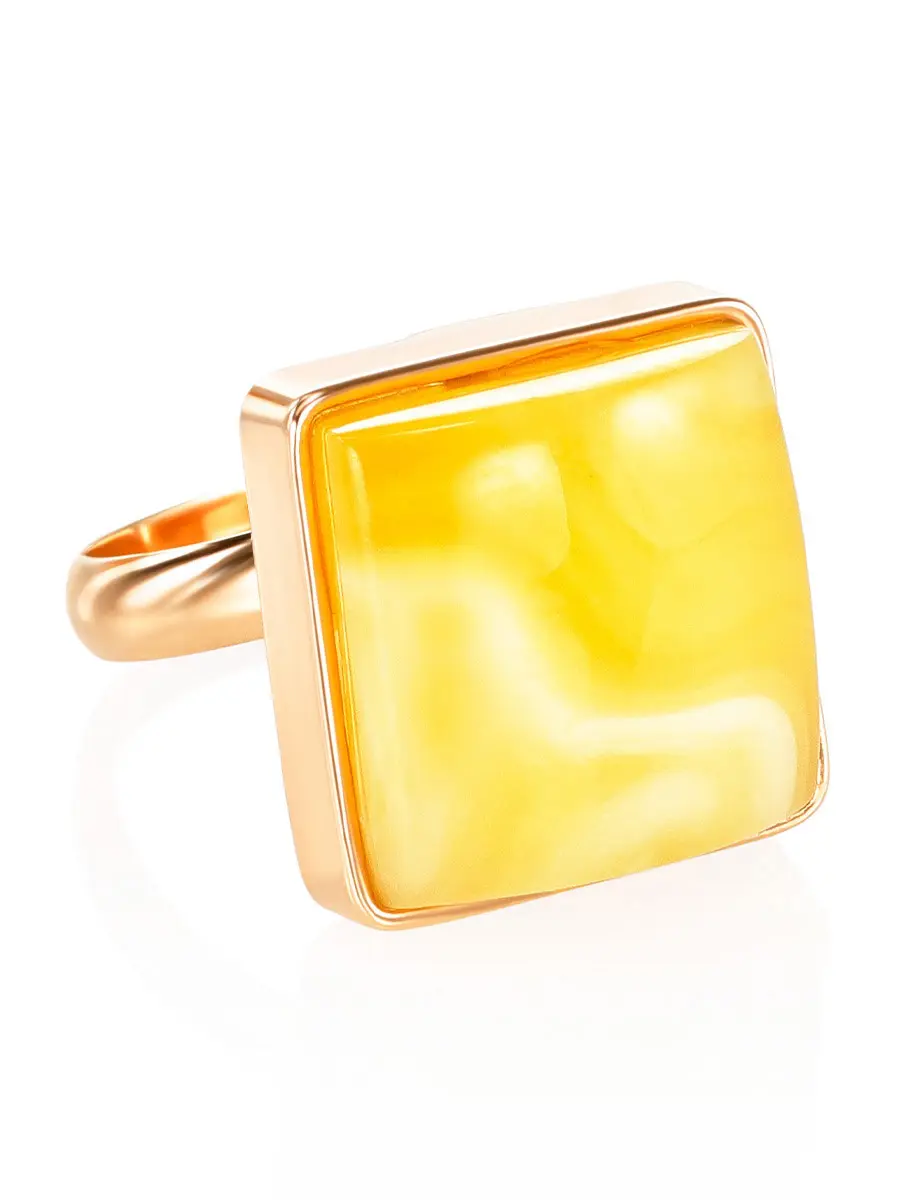 картинка Крупное квадратное кольцо из позолоченного серебра и натурального медового янтаря в онлайн магазине