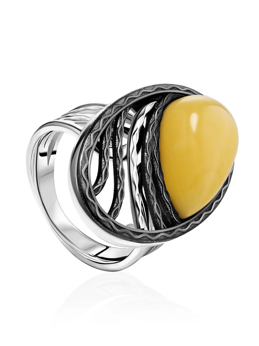картинка Стильное овальное кольцо «Модерн» из серебра с чернением и натурального янтаря в онлайн магазине