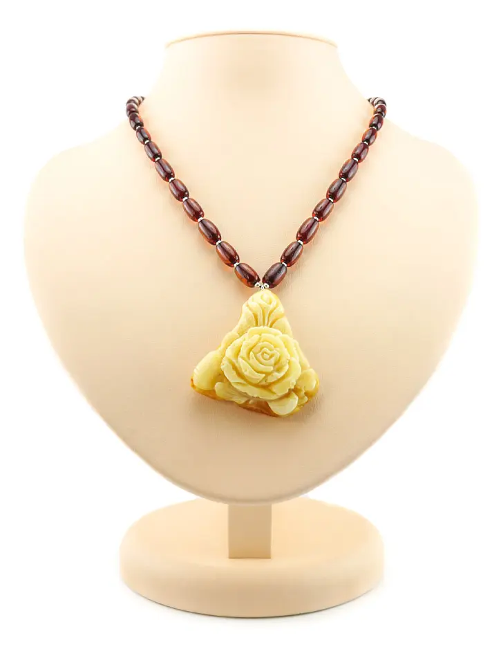 картинка Крупная резьба-подвеска из натурального медового янтаря «Роза» на вишневых бусах-цилиндрах в онлайн магазине