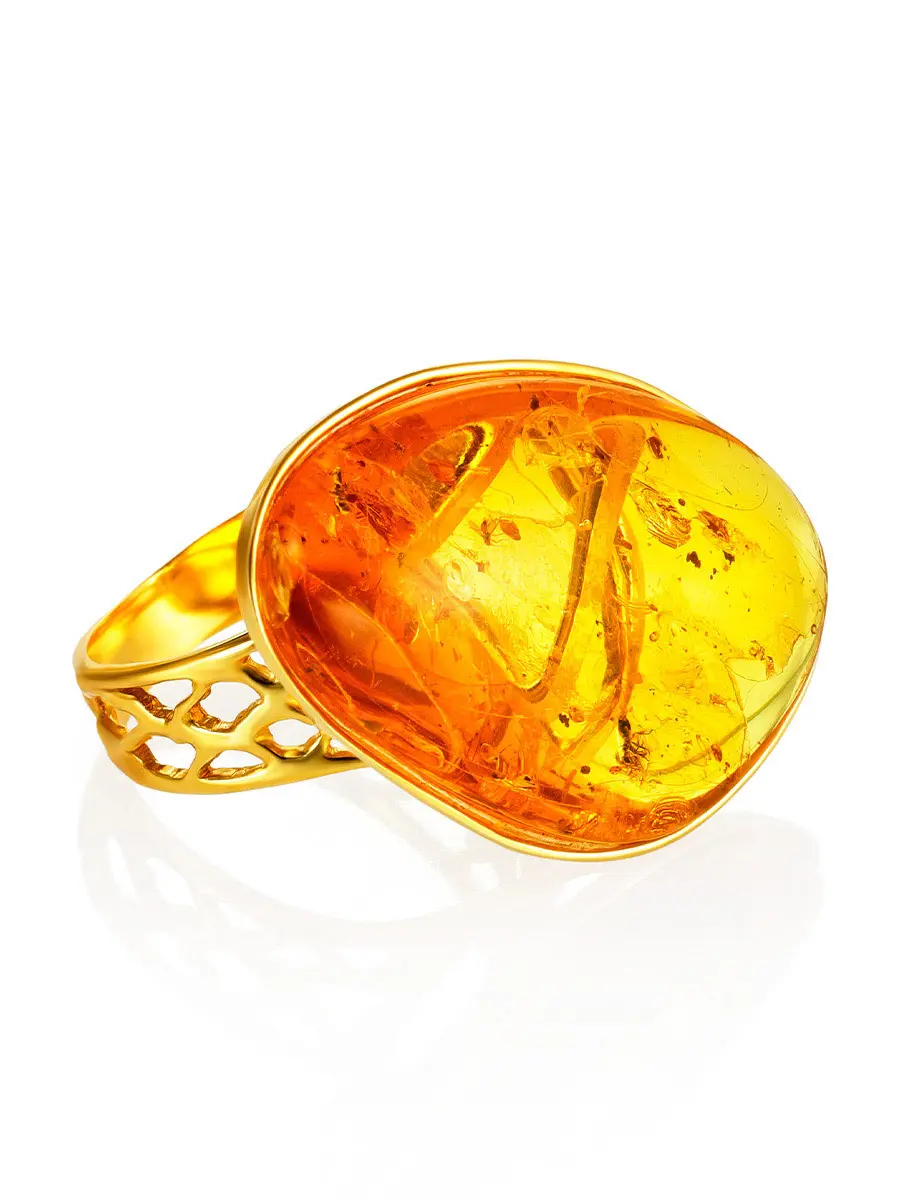 картинка Эффектное яркое кольцо с натуральным лимонным янтарём с инклюзом «Притяжение» в онлайн магазине