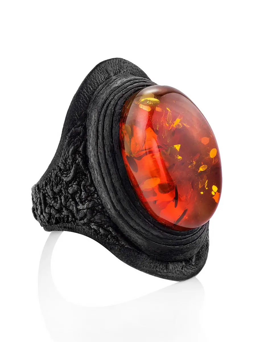 картинка Кожаное кольцо с крупным переливающимся янтарём овальной формы «Нефертити» в онлайн магазине