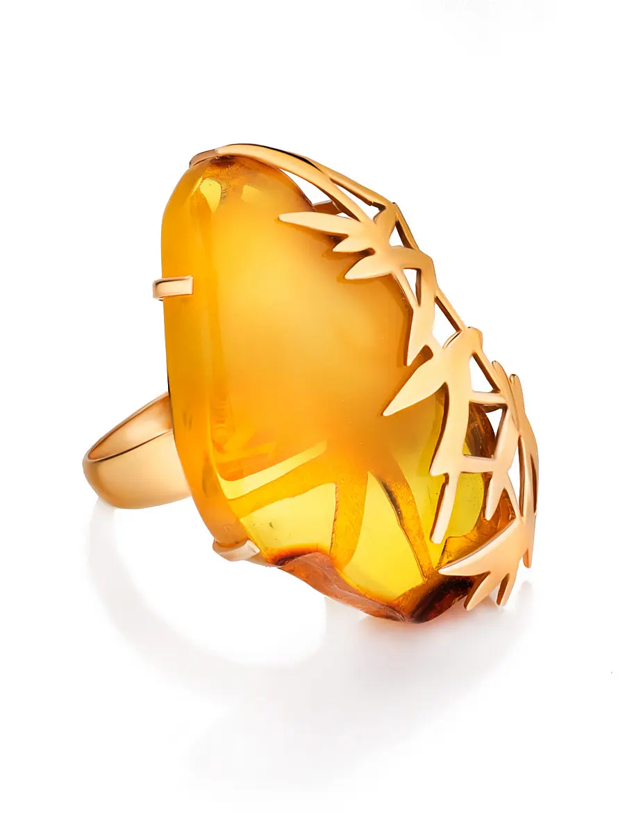 картинка Необычное золотое кольцо, украшенное полупрозрачным медовым янтарём «Версаль» в онлайн магазине