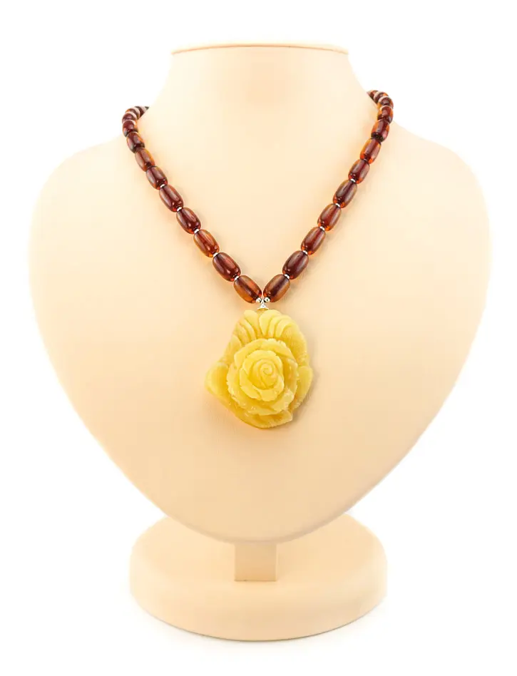 картинка Роскошная сувенирная резьба-подвеска из натурального медового янтаря «Роза» на вишневых бусах-цилиндрах в онлайн магазине
