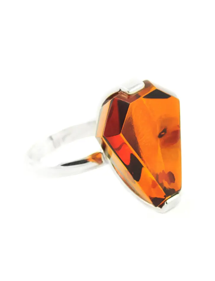 картинка Cтильное серебряное кольцо с вставкой из цельного прозрачного янтаря вишневого цвета «Граненый шестиугольник» в онлайн магазине