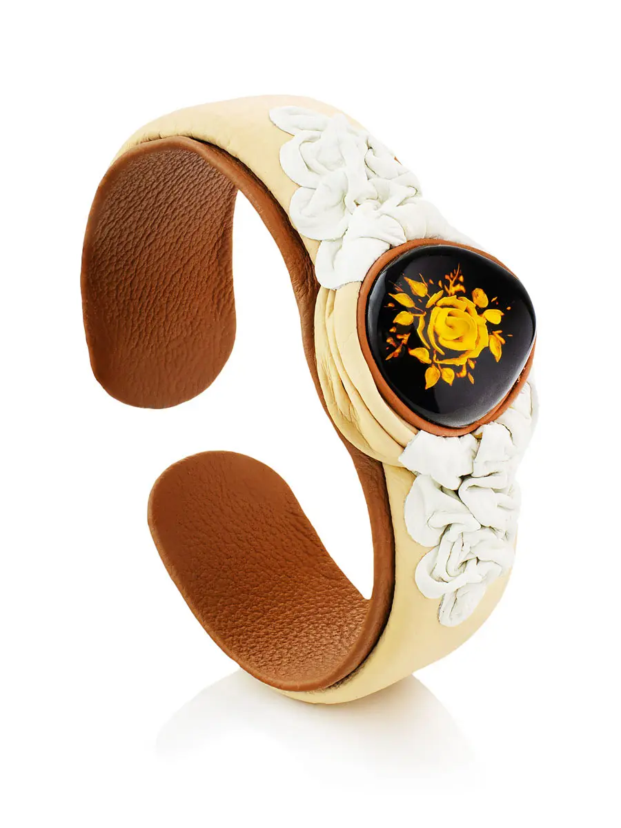 картинка Женственный браслет «Амазонка» украшенный янтарём с резьбой-инталией в онлайн магазине