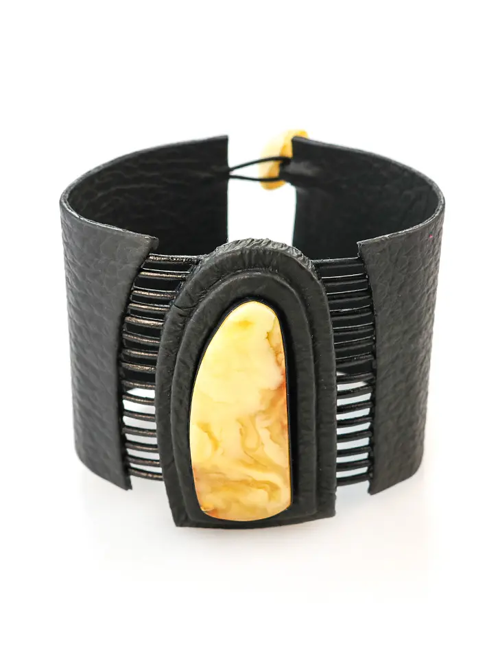 картинка Широкий стильный браслет из натуральной кожи с крупной вставкой из пейзажного янтаря «Амазонка» в онлайн магазине