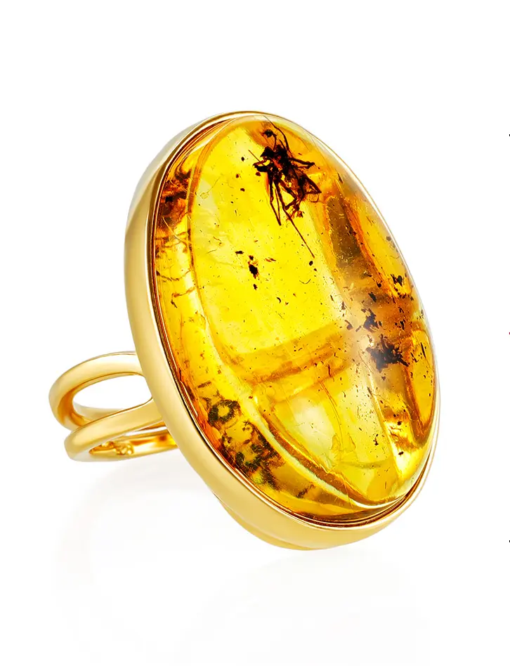 картинка Эффектное кольцо из янтаря с инклюзом в позолоченной оправе «Клио» в онлайн магазине