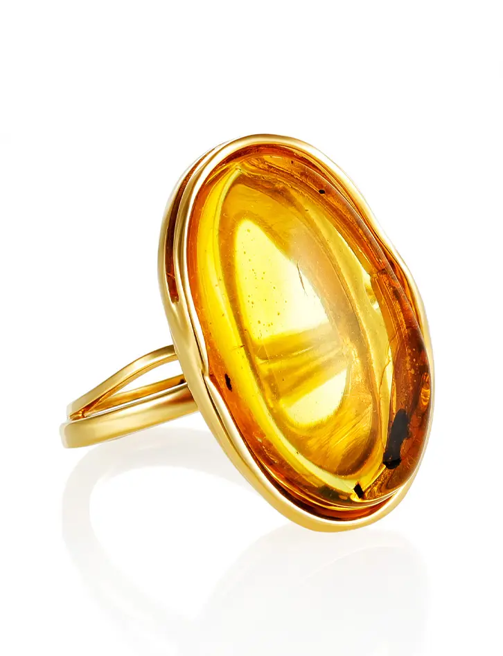 картинка Красивый перстень из натурального янтаря с мухой в позолоченной оправе «Клио» в онлайн магазине