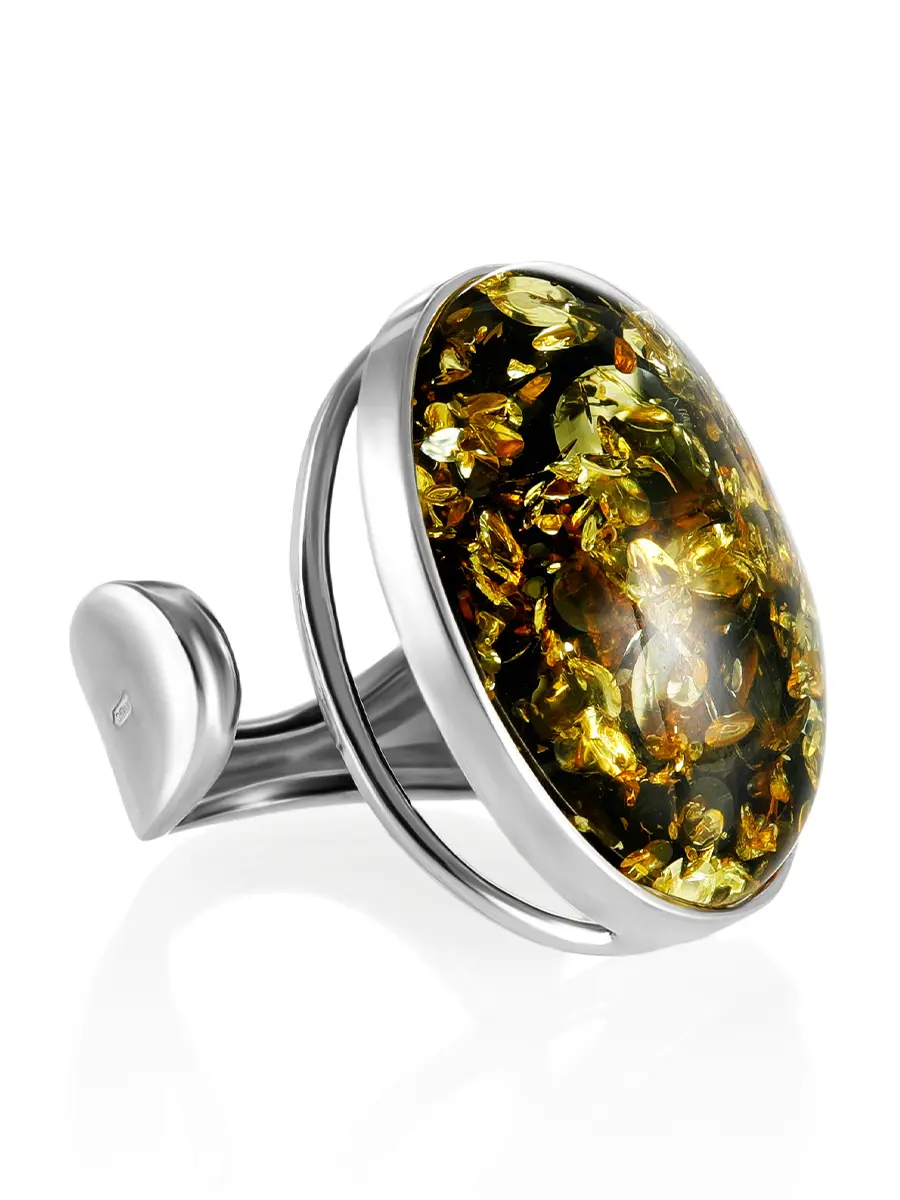 картинка Стильное серебряное кольцо с натуральным зелёным искрящимся янтарём «Глянец» в онлайн магазине