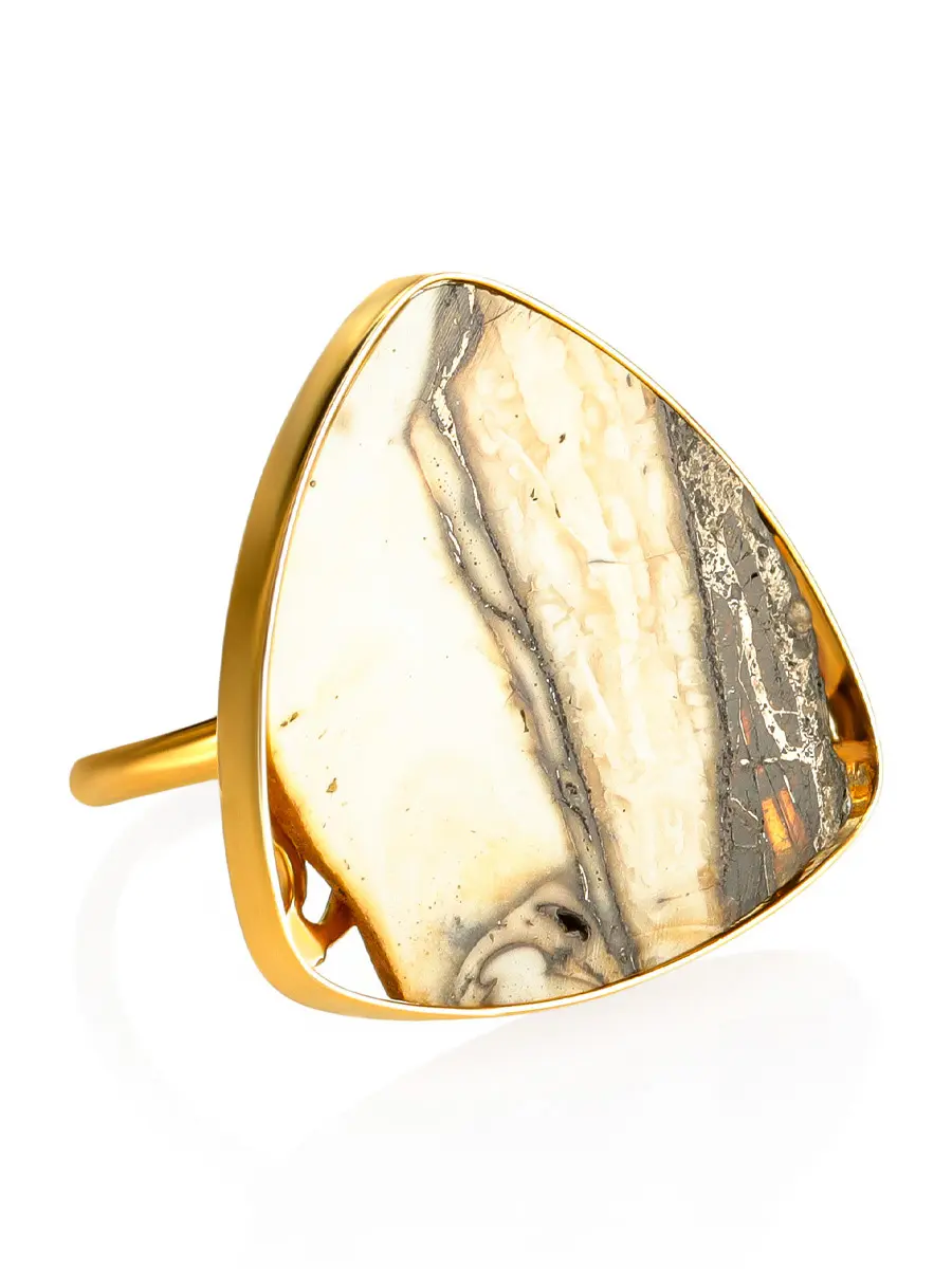 картинка Необычное треугольное кольцо «Модерн» с текстурным янтарём в онлайн магазине