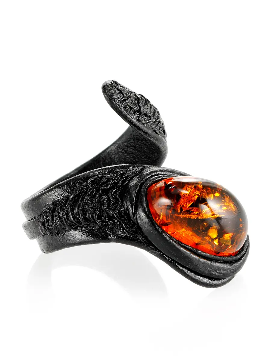 картинка Кольцо-змейка из натуральной кожи с вставкой искрящегося коньячного янтаря в онлайн магазине