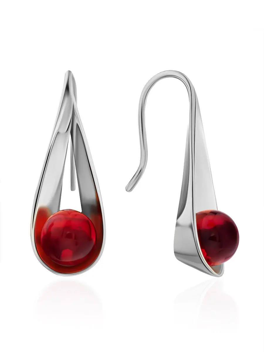 картинка Необычные серьги-крючки из серебра и цельного янтаря красного цвета «Лея» в онлайн магазине