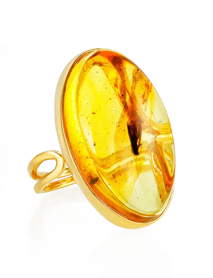 картинка Крупное объёмное кольцо из янтаря с инклюзом мушки «Клио» в онлайн магазине