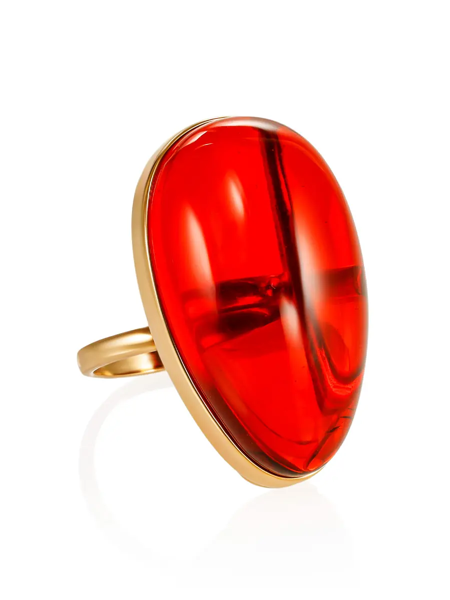 картинка Крупное яркое кольцо с натуральным красным янтарём в онлайн магазине