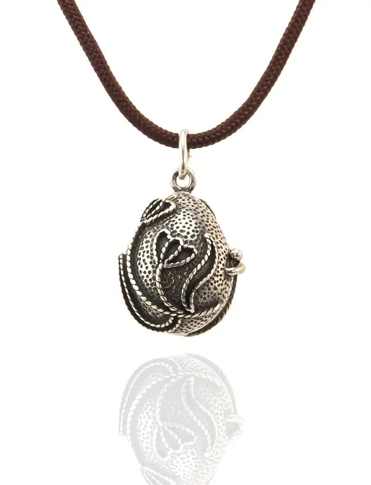 картинка Необычный медальон из чернёного серебра и янтаря «Пасхальное яйцо. Сердце» в онлайн магазине