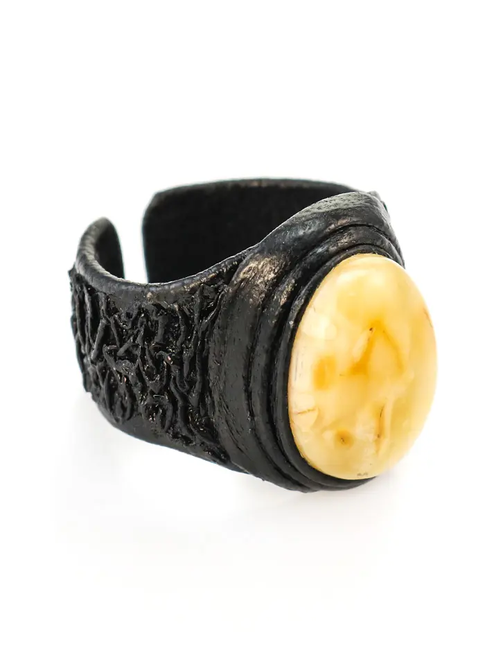 картинка Стильное кольцо-перстень из натуральной кожи с овальной вставкой из балтийского янтаря в онлайн магазине