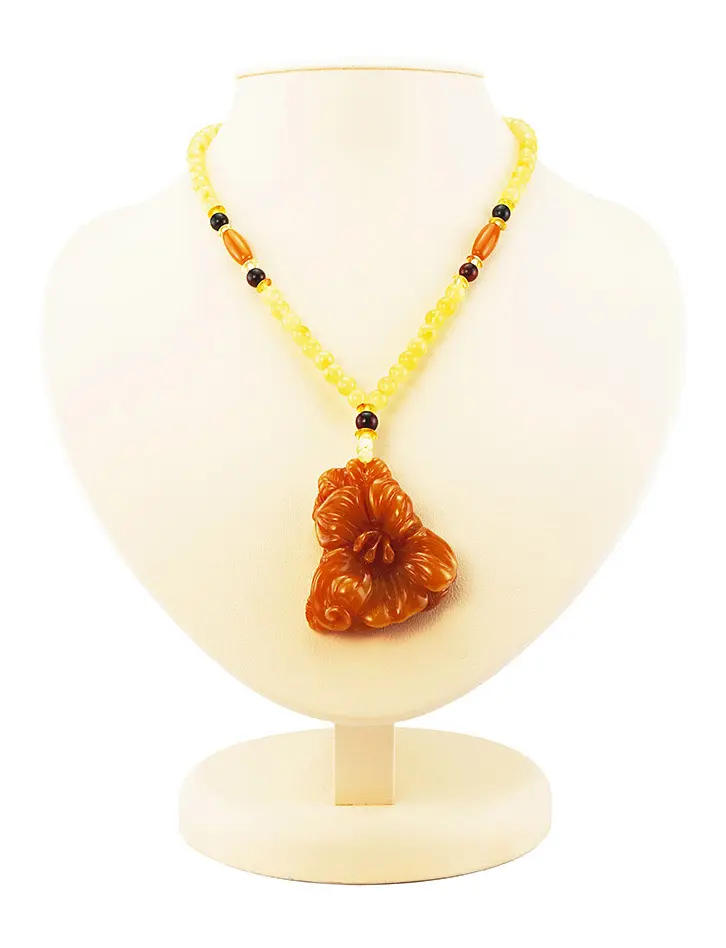 картинка Роскошная крупная подвеска-резьба из состаренного янтаря на бусах-шариках из янтаря «Цветок» в онлайн магазине