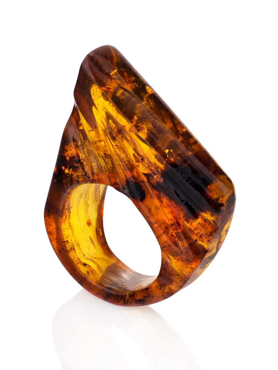 картинка Необычное кольцо из цельного текстурного янтаря «Фаэтон» в онлайн магазине