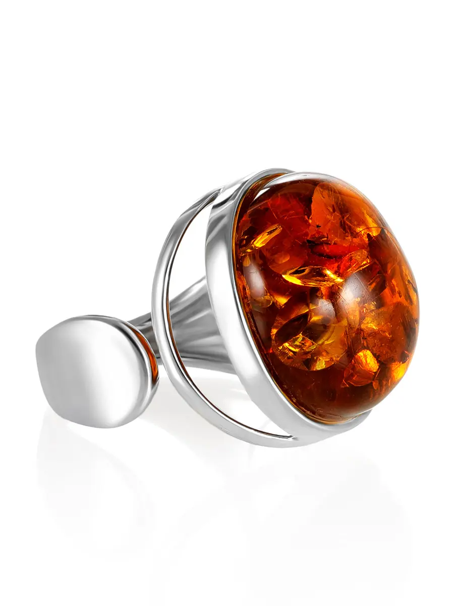 картинка Серебряное кольцо с круглой вставкой из натурального коньячного янтаря «Глянец» в онлайн магазине