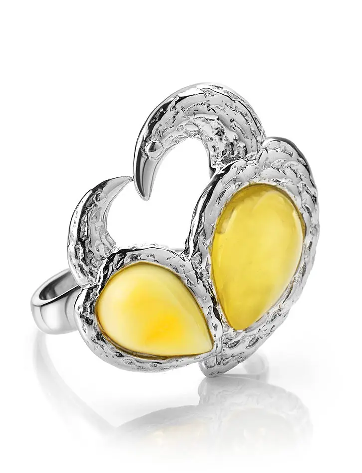 картинка Кольцо «Лирика» из серебра и цельного янтаря медового цвета в онлайн магазине
