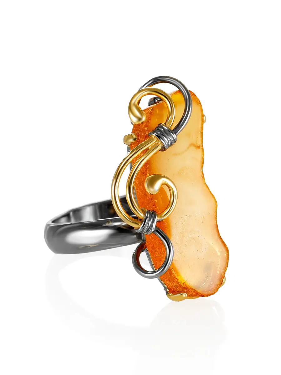картинка Оригинальное кольцо из серебра с позолотой, украшенное текстурным янтарём «Риальто» в онлайн магазине