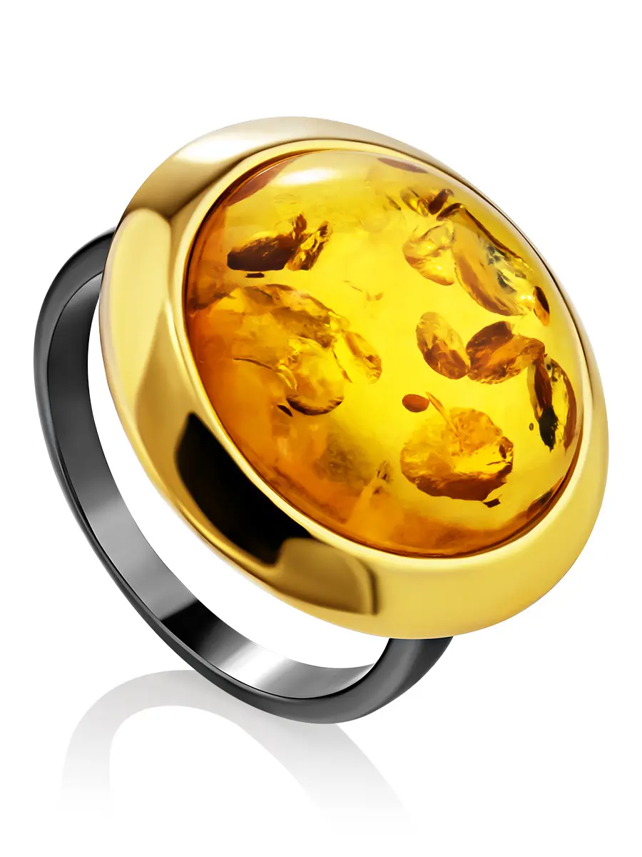 картинка Стильное кольцо из серебра с чернением и золочением, украшенное лимонным янтарём «Камелия» в онлайн магазине