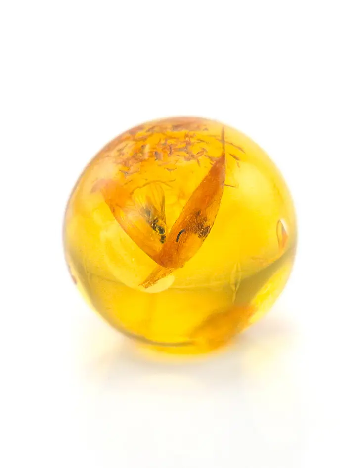 картинка Небольшой янтарный сувенир-шарик с инклюзом насекомого в онлайн магазине