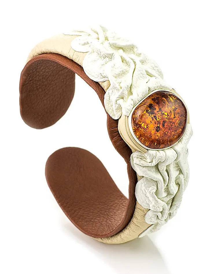 картинка Удивительный браслет из светлой кожи с натуральным янтарём  «Амазонка» в онлайн магазине