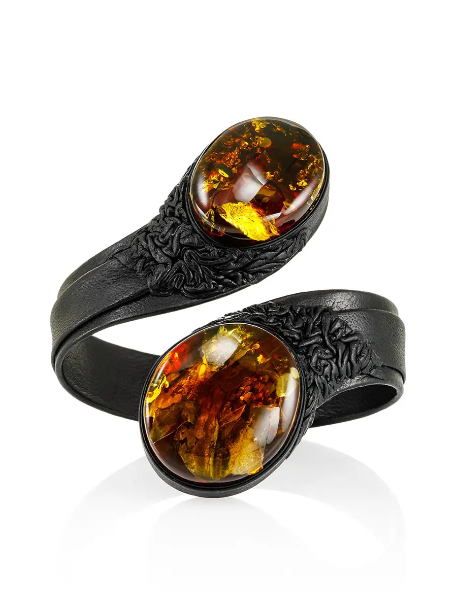 картинка Жёсткий браслет «Змейка» из кожи с мерцающим вишнёвым янтарём в онлайн магазине