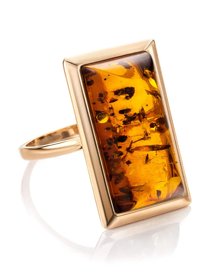 картинка Стильное кольцо «Челси» из золоченного серебра с коньячным янтарём в онлайн магазине