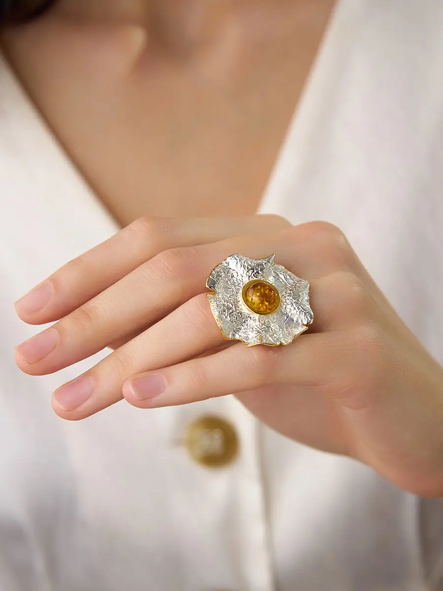 Эффектное объёмное кольцо из янтаря «Мак»
