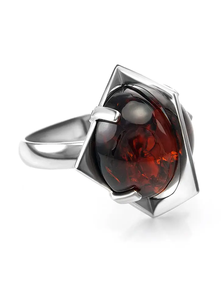 картинка Кольцо из серебра 925 пробы с крупным янтарем темно-вишневого цвета «Сатурн» в онлайн магазине