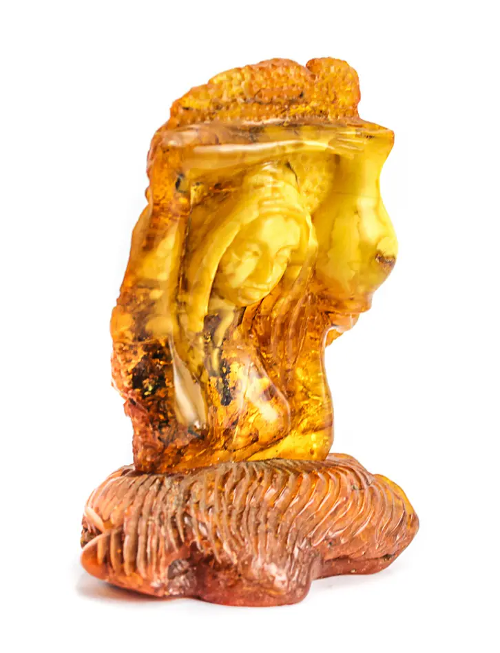 картинка Сувенирный янтарь с резьбой «Девушка с кувшином» в онлайн магазине