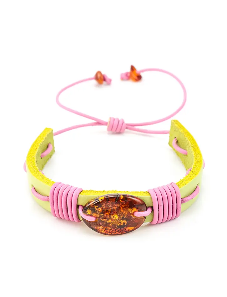картинка Стильный браслет с коньячным янтарём из ярко-зеленой кожи, переплетённой шнурочком нежно-розового цвета «Копакабана» в онлайн магазине