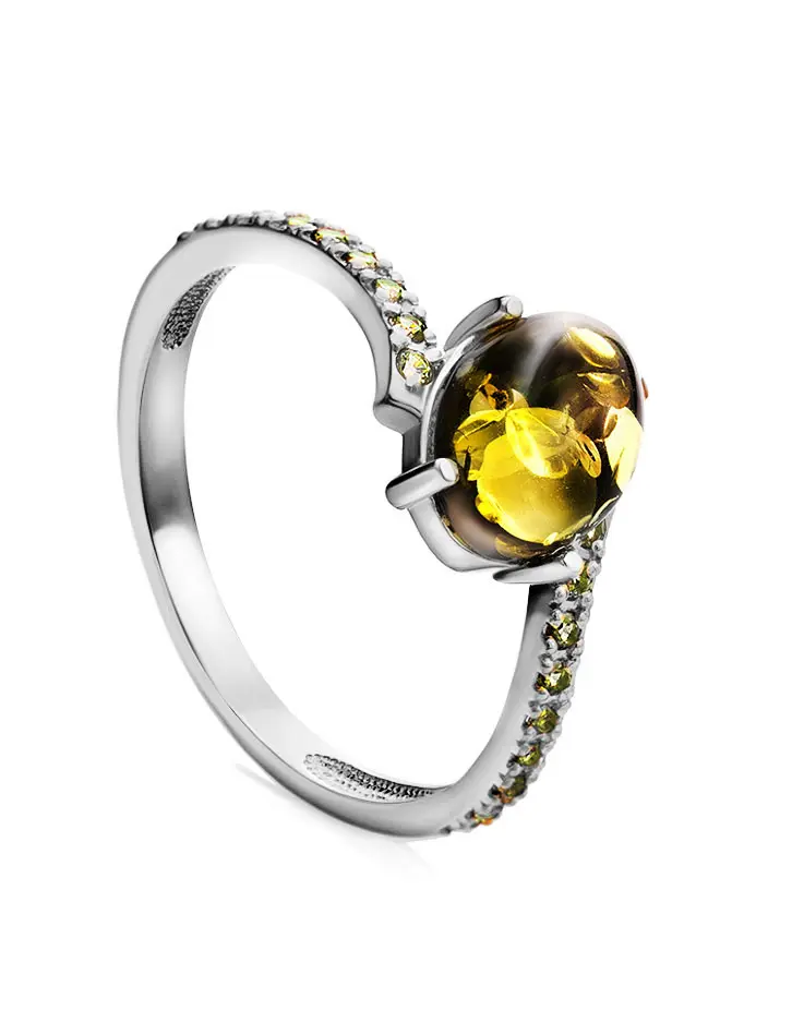 картинка Тонкое серебряное кольцо, украшенное фианитами и натуральным зелёным янтарём «Ренессанс» в онлайн магазине